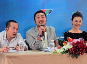 Quốc Trung (ngoài cùng bên trái), Quang Dũng, Mỹ Tâm - bộ ba giám khảo Vietnam Idol 2012.
