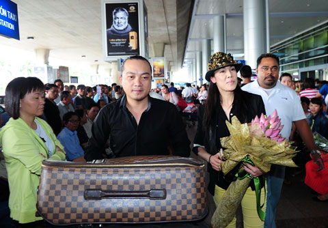 Cao Trung Hiếu, đại diện cho đơn vị thực hiện show của nữ ca sĩ tại Việt Nam (trái) đến đón hai vợ chồng Thu Phương.