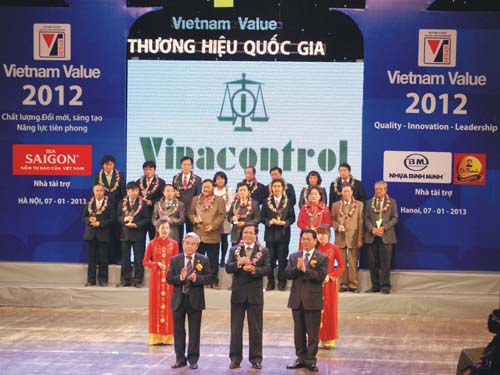 Chủ tịch Hội đồng quản trị Tập đoàn Vinacontrol Bùi Duy Chinh nhận danh hiệu Thương hiệu Quốc gia, tại Nhà hát Lớn Hà Nội