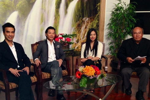 Trong những ngày ở Mỹ, Ngô Thanh Vân và Trần Bảo Sơn (thứ hai, ba từ phải qua) liên tục tham dự các cuộc trả lời phỏng vấn báo chí và giao lưu khán giả.