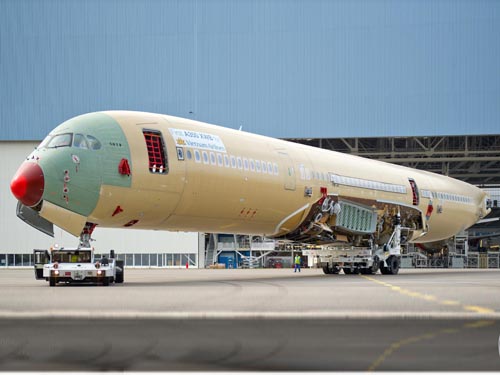 Các bộ phận của chiếc máy bay A350 đầu tiên của Vietnam Airlines tại dây chuyền lắp ráp cuối cùng.