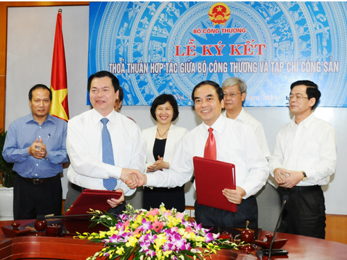 Bộ trưởng Vũ Huy Hoàng (trái) và Tổng Biên tập Tạp chí Cộng sản ký thỏa thuận hợp tác tuyên truyền.