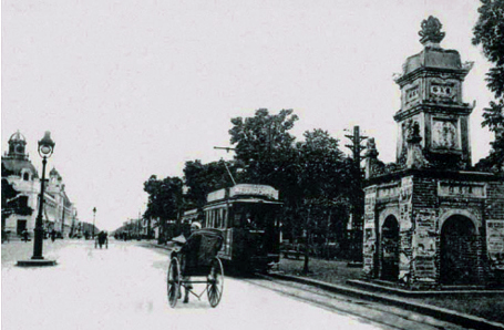 Phương tiện trên đường Đinh Tiên Hoàng của 100 năm trước là xe điện và xe kéo