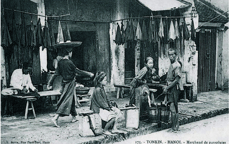 Cảnh người dân lao động trên phố hàng Vải