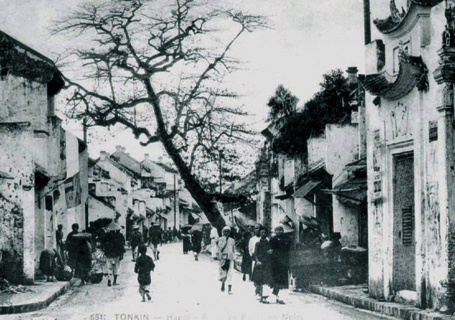 Người dân đi bộ qua phố Mã Mây