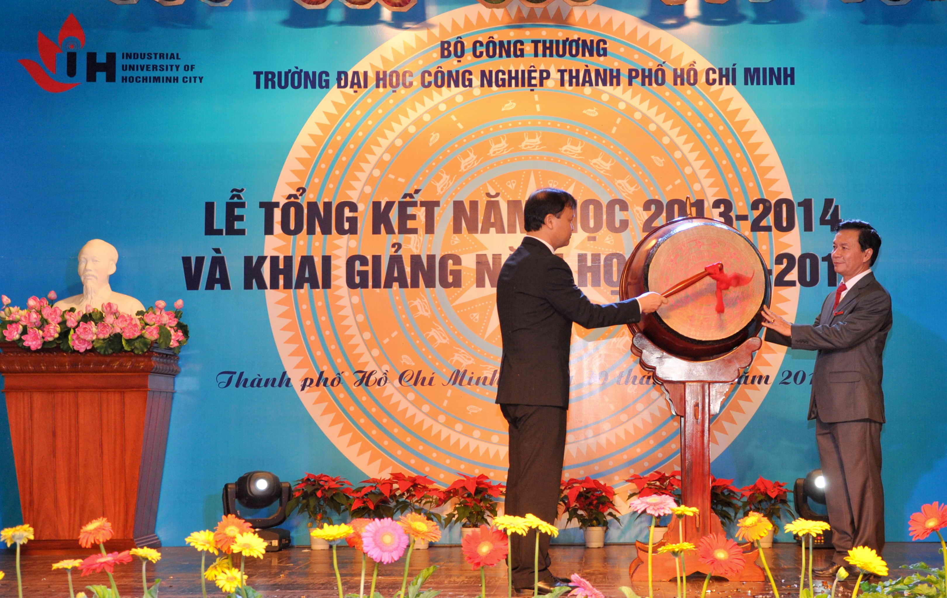 Thứ trưởng Bộ Công Thương Đỗ Thắng Hải đánh trống khai giảng năm học mới    Ảnh: Thanh Minh