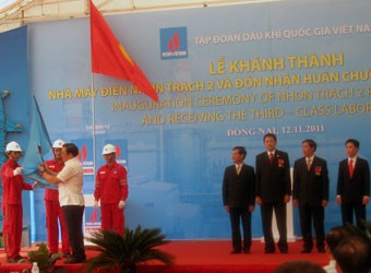 Phó Thủ tướng Hoàng Trung Hải gắn Huân chương Lao động hạng Ba lên lá cờ truyền thống của PVPower NT2. 