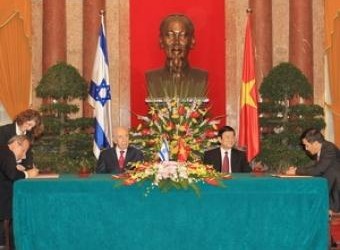 Chủ tịch nước Trương Tấn Sang và Tổng thống Shimon Peres chứng kiến lễ ký văn bản bổ sung Nghị định thư Hợp tác tài chính. 