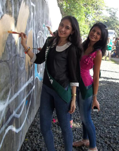Các người đẹp dự thi HH trái đất tham gia vẽ tranh cổ động bảo vệ mội trường