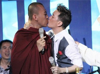 Nụ hôn đồng giới giữa Đàm Vĩnh Hưng và sư thày khiến dư luận phẫn nộ