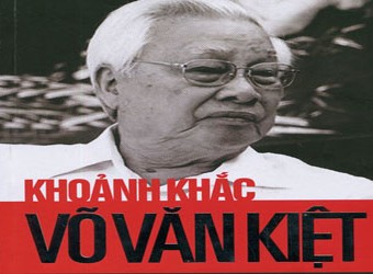 Bìa cuốn sách "Khoảnh khắc Võ Văn Kiệt"