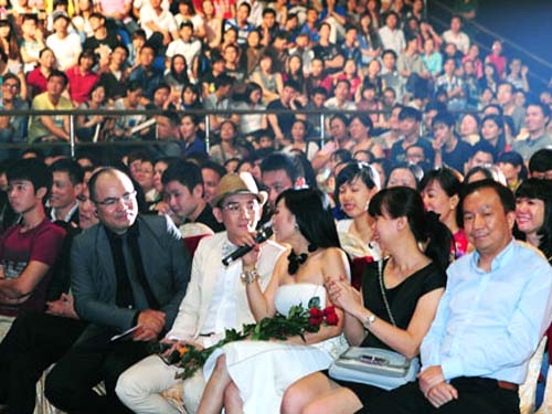 Khán giả cùng các nghệ sĩ Việt đến ủng hộ Liveshow của Phương Thanh