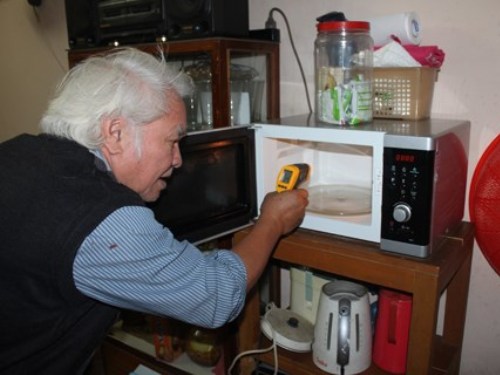  TS Nguyễn Văn Khải đang đo lượng nhiệt phát ra từ các thiết bị điện trong gia đình.
