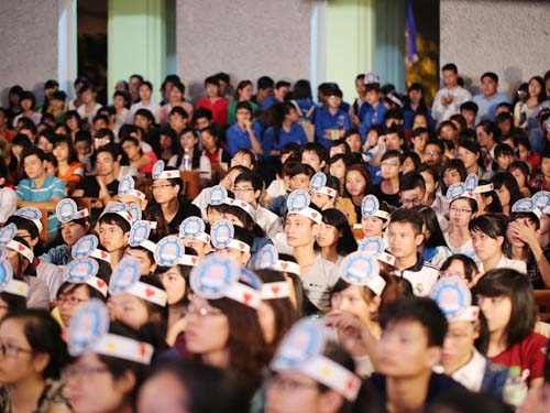 Hàng ngàn sinh viên đã tới cổ vũ cho 6 đội thi