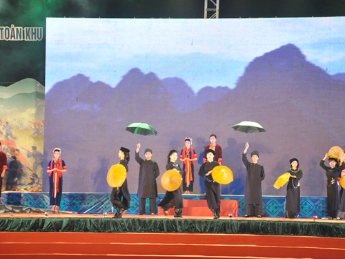 Biểu diễn nghệ thuật, trang phục dân tộc vùng Việt Bắc    