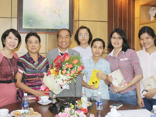 Thầy Nguyễn Ngọc Ký đón Ngày nhà giáo sớm với những độc giả của mình.