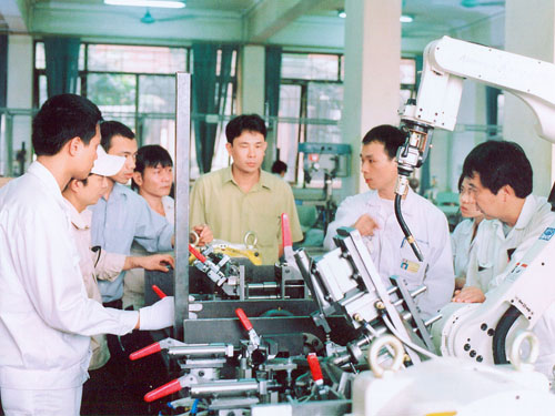 Các chuyên gia JICA (Nhật Bản) hướng dẫn thực hành tại trường ĐHCN Hà Nội