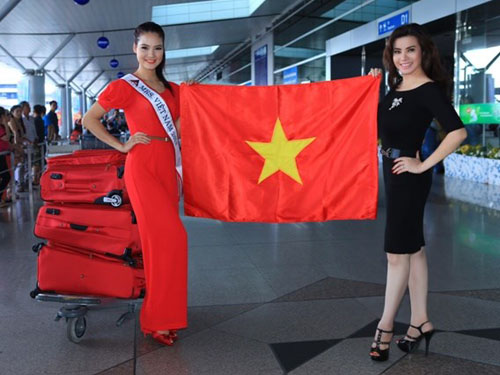 Trần Thị Quỳnh (bên trái) trước khi lên đường đến với Mrs World 2013, ngày 13/11. 