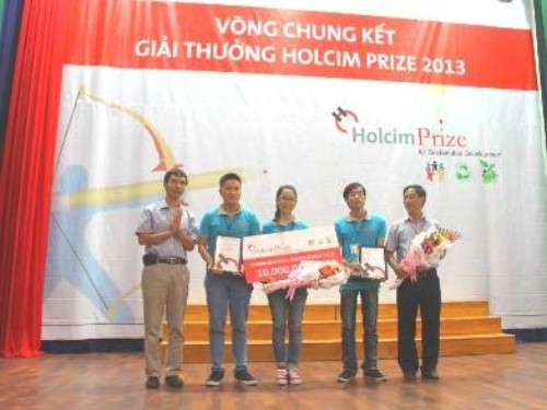 Nhóm 3 sinh viên nhận giải Bảo vệ môi trường cuộc thi Holcim prize 2013.