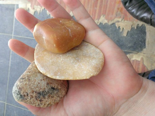 Các loại đá lạ được thương lái người Việt thu mua để bán sang Trung Quốc .