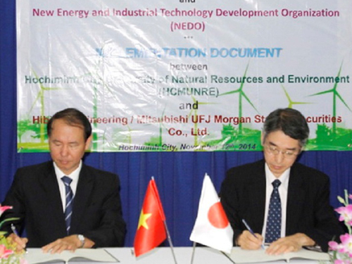 Vụ phó Vụ Hợp tác quốc tế - Bộ Tài nguyên và Môi trường Nguyễn Xuân Bảo Tâm (Bên trái) và Ông Shinsuke Unisuga, Đại diện NEDO (Nhật Bản) tại lễ ký kết. 