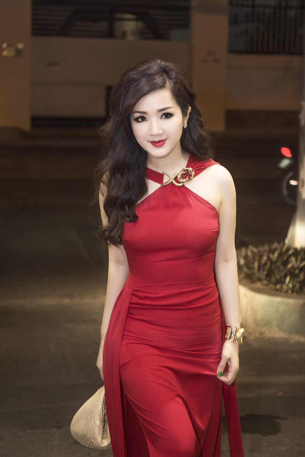 Hoa hậu không tuổi xuất hiện sang trọng và nổi bật với chiêc đầm dạ hội màu đỏ rực.