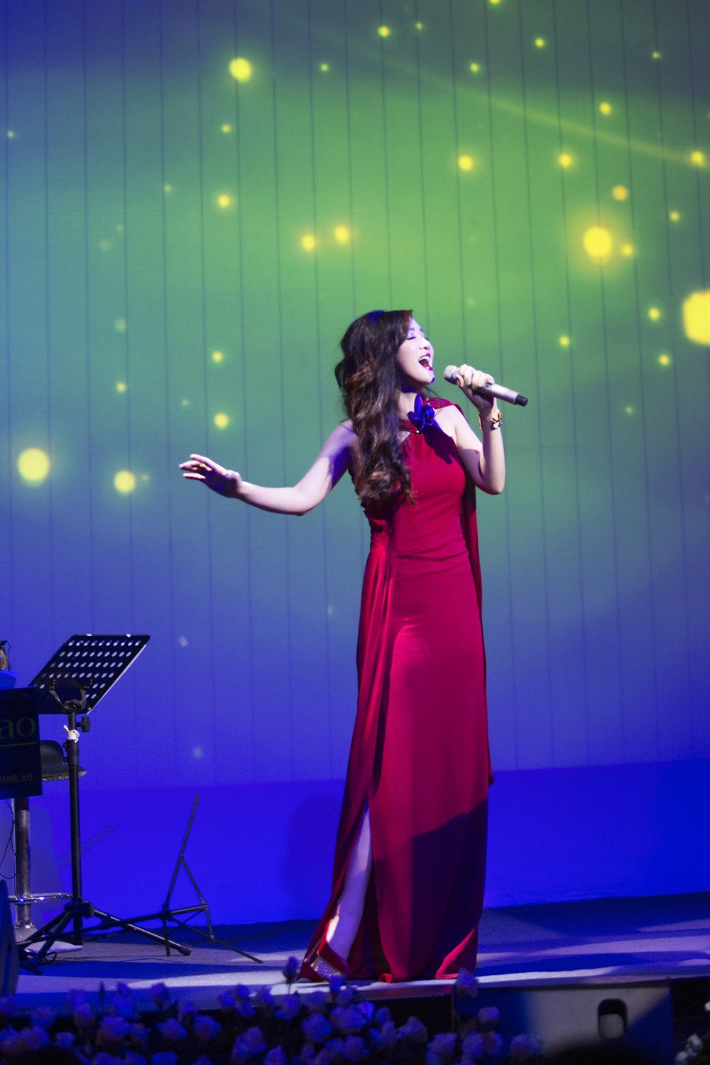 Dù không có sự chuẩn bị trước nhưng Hoa hậu Giáng My vẫn tham gia ngâm thơ và hát trên sân khấu.