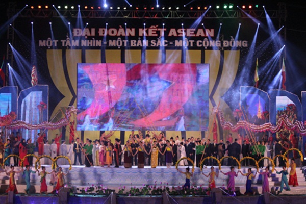 Màn múa Sạp đoàn kết trên nền nhạc của bài hát truyền thống ASEAN. (Ảnh: Làng Việt)