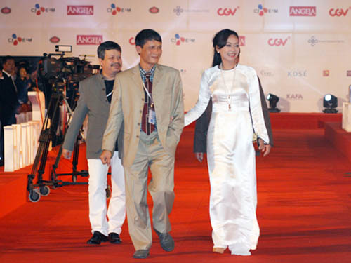 Nữ diễn viên Hồng Ánh - thành viên ban giám khảo hội đồng chấm giải Phim dài.