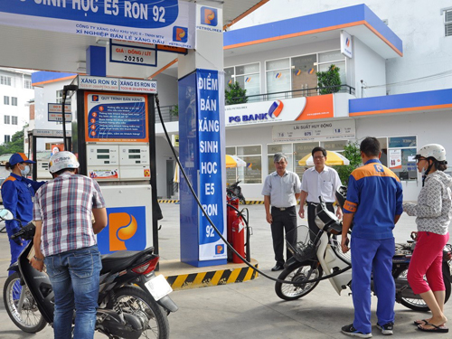 Tổng giám đốc Petrolimex Trần Văn Thịnh thị sát tình hình kinh doanh xăng E5 RON 92 tại CHXD số 9 Petrolimex Sài Gòn trưa ngày 28/11/2014.