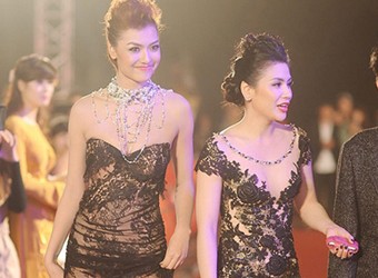Chiếc váy "trứ danh" gây phẫn nộ dư luận của người mẫu 9X Hồng Quế