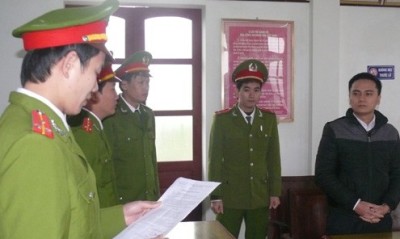 Đối tượng Nguyễn Xuân Hậu nghe đọc lệnh bắt giữ
