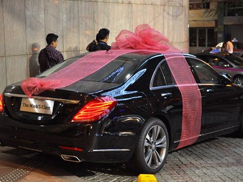 Chiếc xe hơi quà tặng giáng sinh của Thu Minh