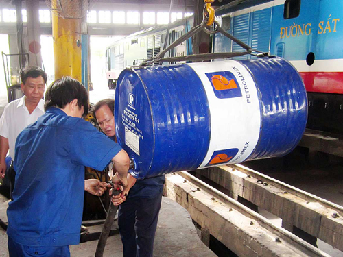 Chuẩn bị nối ống để đổ phuy dầu PLC Cater CI-4 đầu tiên vào đầu máy D10E tại Xí nghiệp Đầu máy Sài Gòn, tháng 9/2013