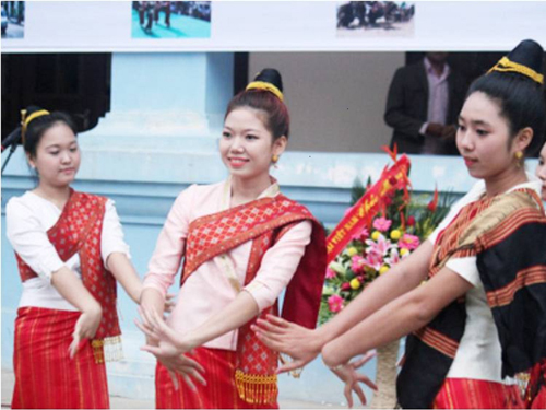 Chương trình có nhiều tiết mục biểu diễn của các nghệ sĩ đến từ đất nước Lào 