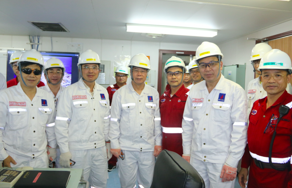 Đoàn công tác Bộ Công Thương: Thăm, động viên cán bộ, nhân viên làm việc tại Giàn khoan mỏ Rạng Đông