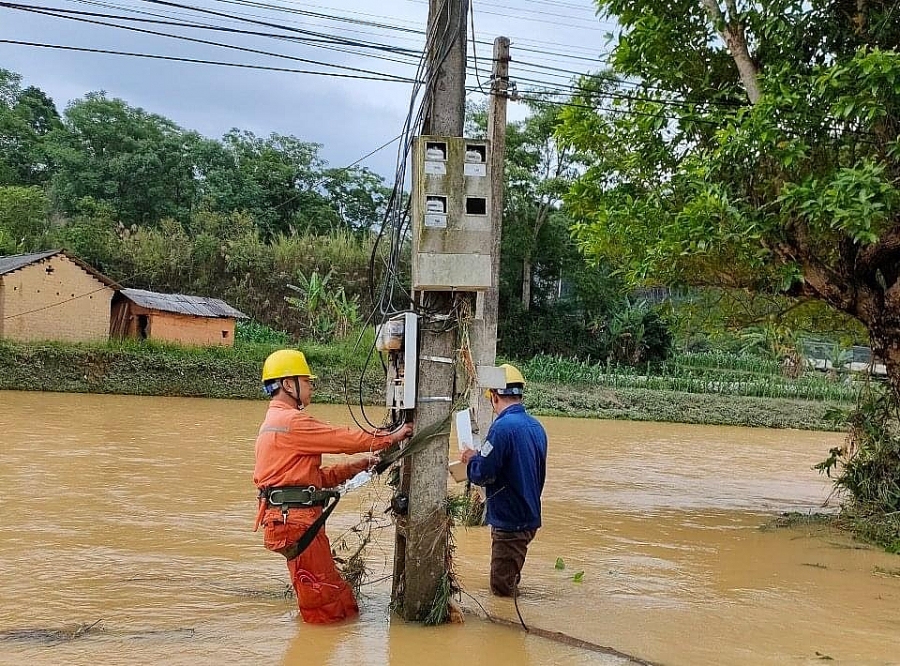 EVNNPC: Nỗ lực khắc phục sự cố lưới điện do mưa giông, lũ lụt