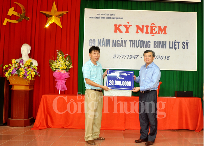 Đoàn công tác Bộ Công Thương thăm và tặng quà thương binh tại Bắc Giang