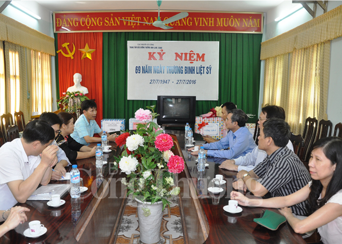 Đoàn công tác Bộ Công Thương thăm và tặng quà thương binh tại Bắc Giang