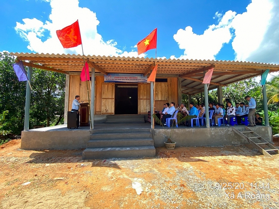 XNTĐ A Roàng: Trao tặng nhà tình nghĩa cho bà Hồ Thị Clenh