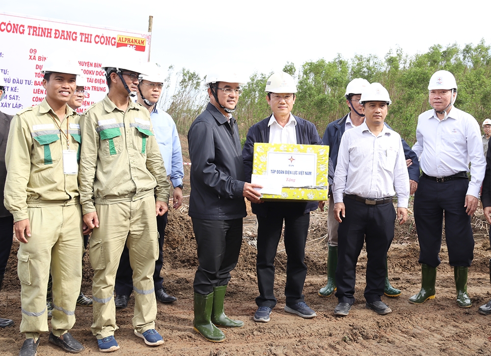 Chủ tịch HĐTV EVN kiểm tra tiến độ đường dây 500kV mạch 3 đoạn Dốc Sỏi – Pleiku 2 tại Quảng Ngãi