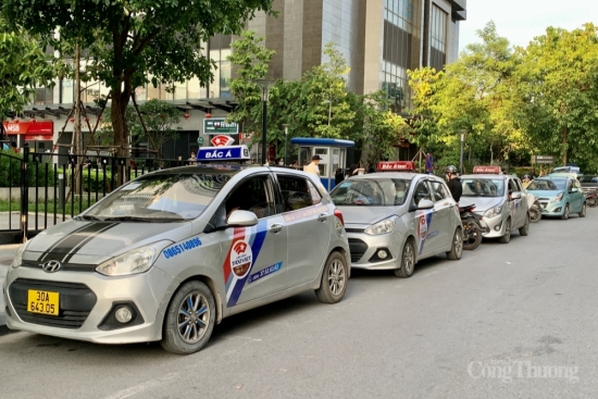 Lượng khách taxi giảm 80-90% vì dịch Covid-19