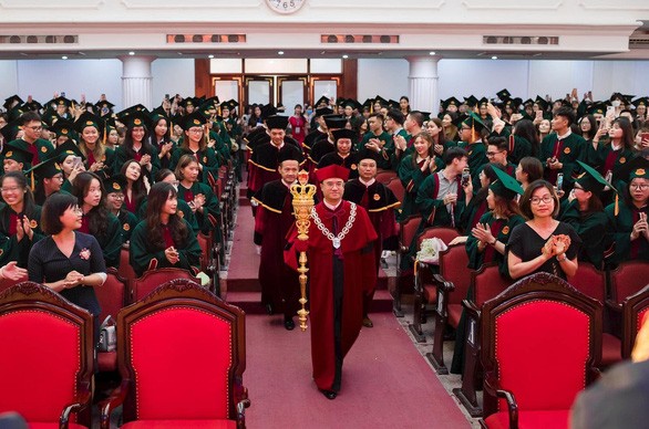 Sớm báo cáo việc Hiệu trưởng Đại học Kinh tế cầm quyền trượng ở lễ trao bằng tốt nghiệp đại học