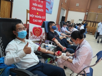Cán bộ bảo hiểm xã hội Việt Nam hiến máu tình nguyện trong mùa dịch COVID 19