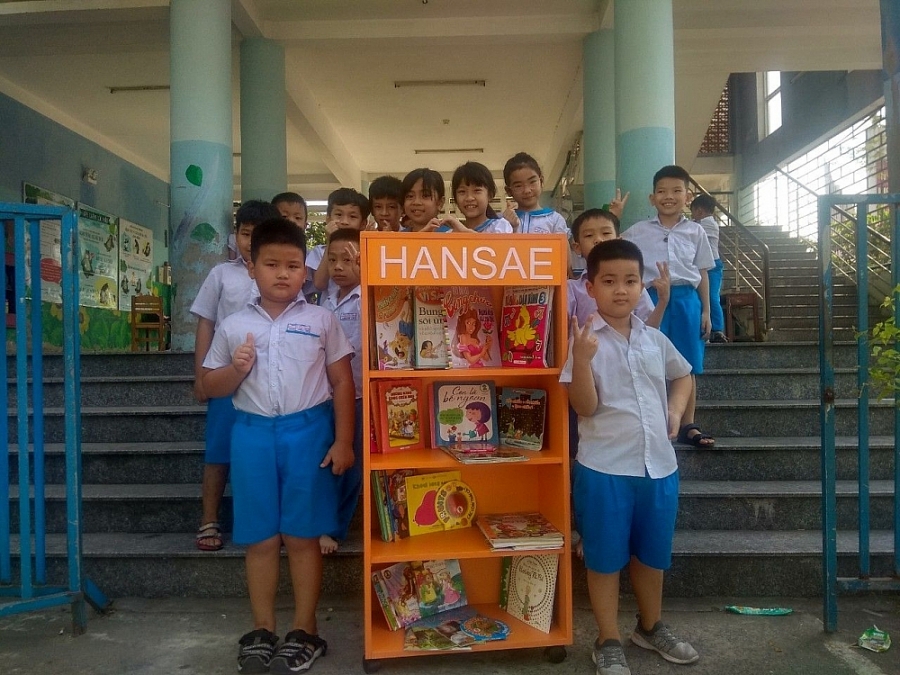 Quỹ HansaeYes24 Foundation và Công ty TNHH Hansae Việt Nam trao tặng sách cho học sinh Đà Nẵng