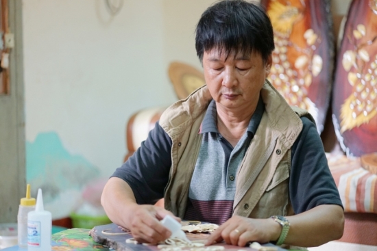 Nghệ nhân ưu tú Lê Minh Sĩ: Người thổi hồn cho tranh gỗ
