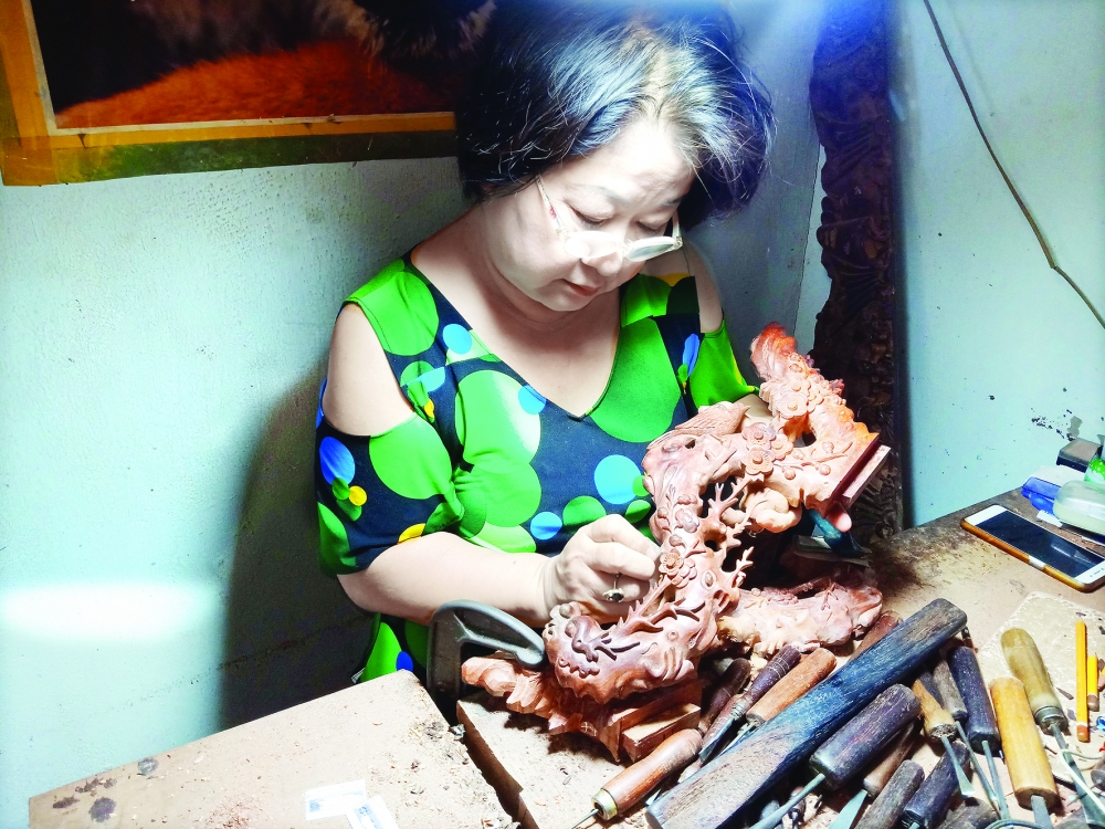 Nghệ nhân ưu tú Nguyễn Thị Tuyết Huệ - Vẹn nguyên niềm đam mê điêu khắc gỗ