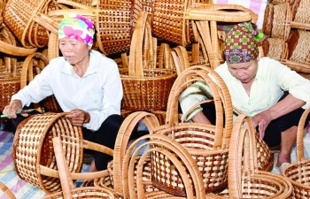 Grass weaving craft in Phu Tuc Village