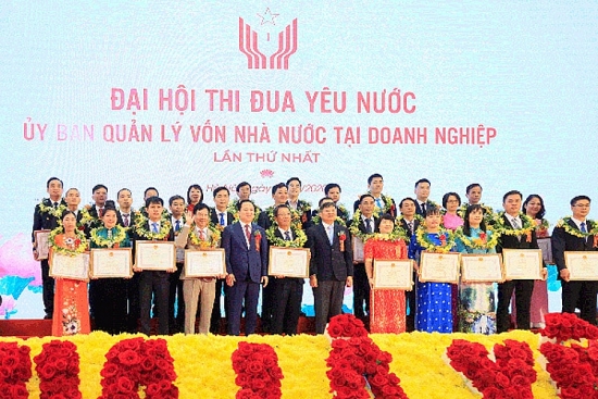 TKV nhận Cờ Thi đua đơn vị xuất sắc