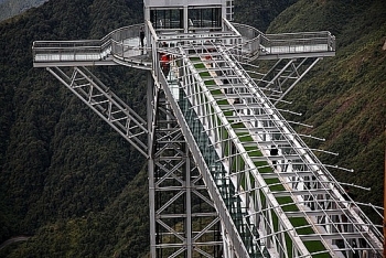 300m-high glass skywalk opens in Vietnam northern mountain